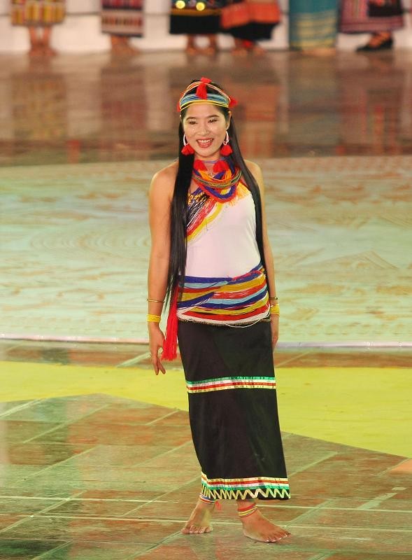 Cô gái đến từ tỉnh Đắc Lắc trình diễn trang phục truyền thống của dân tộc.