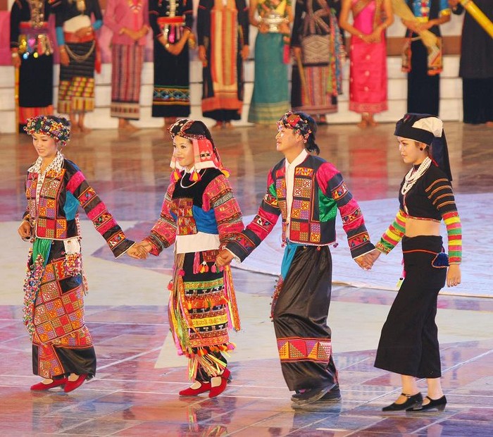 Tối qua, hơn 200 thí sinh đại diện cho 54 dân tộc Việt Nam đã có buổi trình diễn giới thiệu những nét tinh hoa đặc trưng trong các trang phục của cộng đồng các dân tộc Việt Nam. Cả sân khấu đêm diễn rực rỡ sắc màu của các bộ trang phục dân tộc Việt.