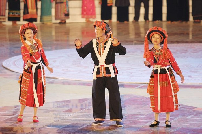 Trang phục của người Mông sặc sỡ và mang nét đặc trưng riêng. Váy của người con gái Mông thường có hình nón cụt, xếp nếp xòe rộng. Phụ kiện không thể thiếu đi kèm với váy chính là khăn đội đầu, thắt lưng, tạp dề đằng trước và sau, xà cạp, đồ trang sức.