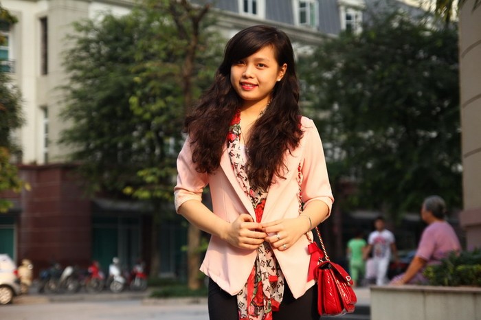 Ngày Đông hửng nắng một chiếc áo vest màu hồng phấn, tay lửng là lựa chọn phù hợp cho những buổi dạo chơi phố phường.