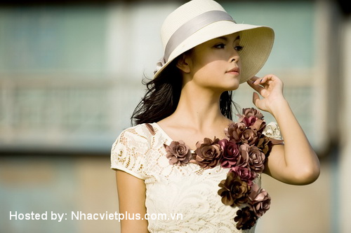 Với vẻ đẹp đài các, kiêu sa của một quý cô gốc Hà thành, ca sĩ Phạm Quỳnh Anh trong chiếc mũ rộng vành toát lên vẻ đẹp cổ điển, trang nhã.