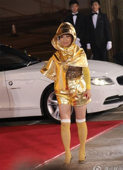 Uông Minh Thuyên lập dị với bộ trang phục khó gọi tên trong buổi lễ trao giải thưởng TVB lần thứ 44