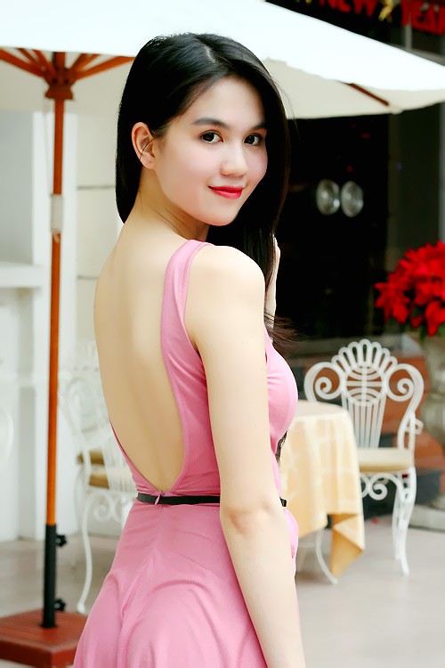Năm 2011 đánh dấu sự thành công khi Ngọc Trinh đăng quang ngôi vị Hoa hậu người Việt hoàn cầu. Cô luôn là tâm điểm và thu hút mọi ánh nhìn tại các dạ tiệc, các sự kiện văn hóa giải trí bởi phong cách thời trang đơn giản nhưng đầy thu hút.