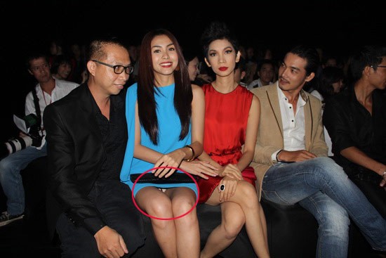Rất hy hữu, nhưng diễn viên Tăng Thanh Hà cũng từng vô tình để lộ quần chip do cách ngồi chưa chuẩn khi đi xem thời trang.