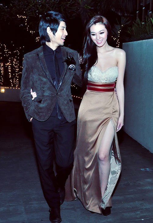 Người đẹp Khánh My- giải vàng Ngôi sao người mẫu 2011, cũng xuất hiện trong một bữa tiệc âm nhạc gần đây với chiếc váy y hệt của Hoàng Yến.