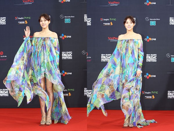 Bộ váy rất đẹp nhưng Kim Min Hee lại bị fan Hàn chê cười mặc không đúng mùa.