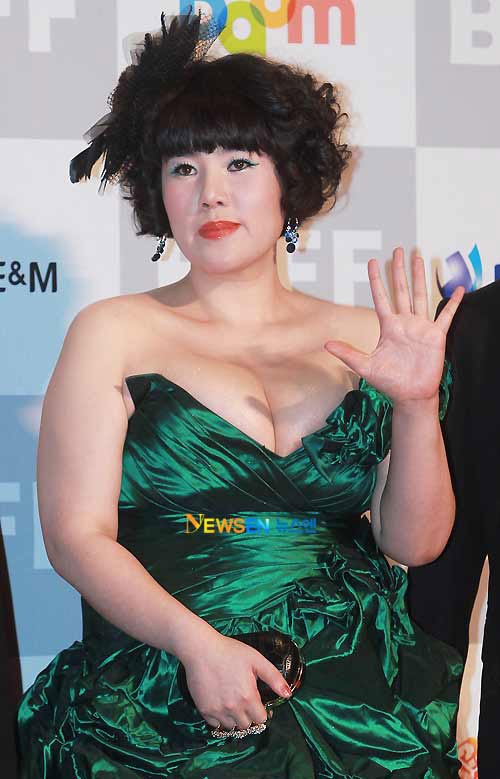 Những bộ váy "đáng sợ" của nữ diễn viên mập mạp Lee Jin Joo.