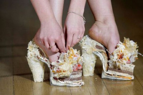 Nếu không nhìn kỹ nhiều người sẽ lầm tưởng bạn đang dẫm lên một chiếc bánh kem đẹp tuyệt. Nhưng đó chỉ là đôi giày được thiết kế hình chiếc bánh kem phủ đầy sô cô la trắng. Tuy nhiên, sẽ có nhiều người nghĩ bạn thật "điên rồ" khi diện kiểu thời trang này.