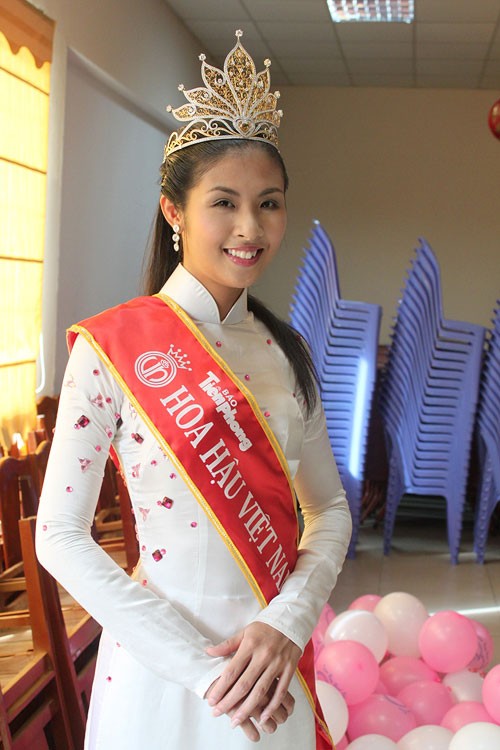 Hoa hậu Việt Nam 2011 Ngọc Hân cũng bị nhiều người Việt phản đối vì theo họ nhan sắc của cô chưa xứng với vương miện.