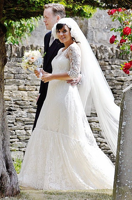 Mặc dù đang có bầu khi tổ chức đám cưới với doanh nhân Sam Cooper tại nhà thờ lớn St. James ở Gloucestershire, Anh, nữ ca sỹ 26 tuổi Lily Allen vẫn rất xinh đẹp với chiếc váy trang nhã, thanh lịch do Delphine Manivet thiết kế.