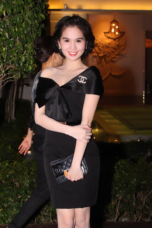 Hoa hậu Ngọc Trinh khéo léo khi chọn một bộ trang phục đen, không rườm rà phụ kiện. Chính điều đó đã làm nổi bật đôi giày đính đá sang trọng và quý phái mà nhiều cô gái đẹp ao ước.