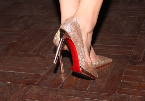 Đôi giày đế đỏ của Lan Hương có mức giá hơn 30 triệu đồng.