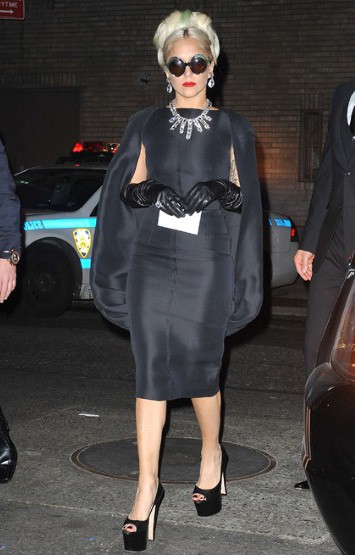 Chiếc váy kinh điển của huyền thoại điện ảnh - Audrey Hepburn bị làm xấu bởi Lady Gaga.