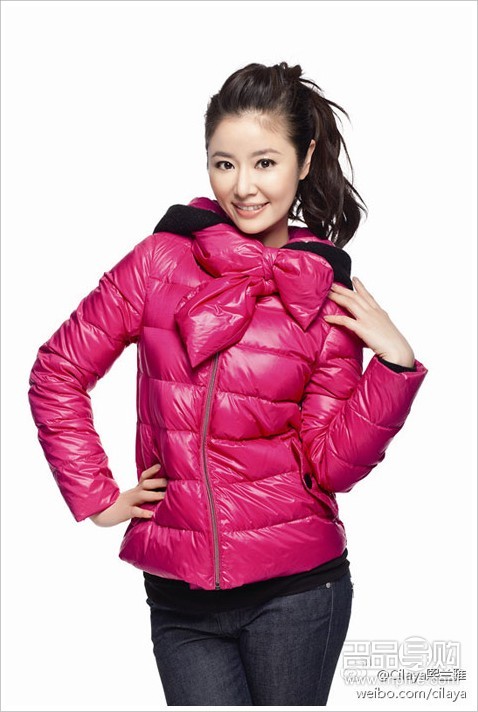 Áo phao màu hồng với chiếc nơ xinh xắn khiến cho cô nàng Lâm Tâm Như trở nên trẻ trung và năng động hơn khi kết hợp với chiếc quần jean.