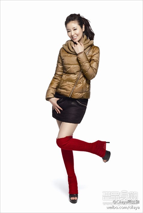 Chiếc áo phao với thiết kế khóa lệch chính là điểm nhấn của style này, Lâm Tâm Như dường như nổi bật và cá tính hơn với chiếc tất len màu đỏ và giày cao gót.
