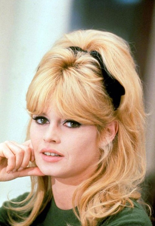 Kiểu tóc bới phồng trên đỉnh đầu đã gắn liền với hình ảnh của nữ minh tinh Brigitte Bardot.