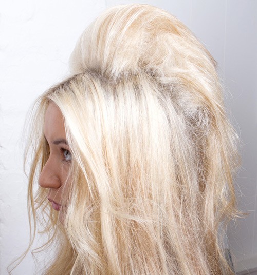 Lần lượt làm với từng lớp tóc bạn sẽ được phần đỉnh đầu xù lên như thế này. Xịt một lớp gôm để tóc phồng được lâu hơn.