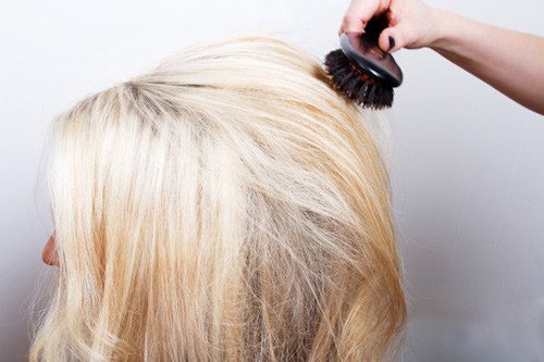 Bước 2: lấy lược chải thật nhẹ cho lớp tóc ngoài cùng được mượt mà không làm xẹp phần tóc rối phồng bên trong.
