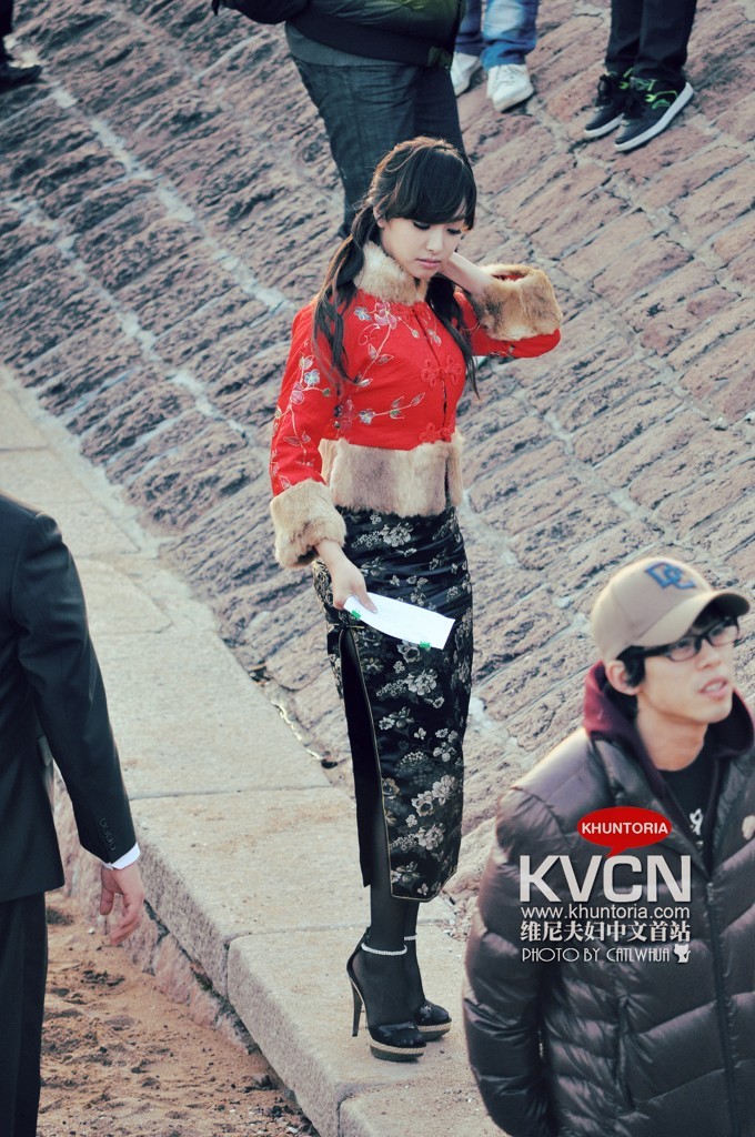 Cô nàng người Hoa Victoria f(x) trong nhóm nhạc Hàn Quốc cũng rất sexy trong chiếc xường xám truyền thống vào ngày Đông, Victoria đã phối thêm chiếc áo khoác ngoài màu đỏ truyền thống cùng chiếc váy với tone màu đen của tất và giày.