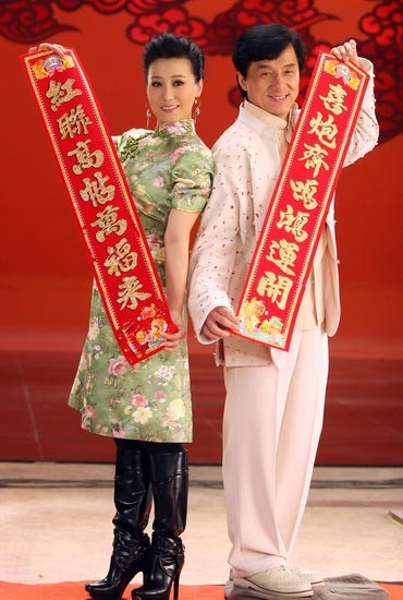 Bên cạnh người đẹp trong chiếc áo xường xám, ngôi sao võ thuật Thành Long mặc trang phục truyền thống của nam tạo nên vẻ cổ điển hơn cho ngày Tết.