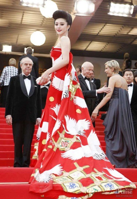 Trên thảm đỏ Liên hoan phim Cannes lần thứ 64, Phạm Băng Băng đã gây sự chú ý khi diện chiếc váy đỏ in họa tiết hạc trắng bắt mắt. Bốc Kha Văn – stylist riêng của cô suốt 5 năm qua đã kỳ công thiết kế bộ váy này trong suốt 4 tháng. Chiếc váy thêu hình 9 con chim hạc mang ý nghĩa hướng đến hòa bình, tự do và tượng trưng cho sự thanh tao, cao quý. Phạm Băng Băng đã sử dụng trang sức Cartier lấp lánh cùng chiếc bóp cầm tay đính đá ngọc trai. Với những kết hợp hoàn ấy càng tôn lên làn da trắng mịn và những đường nét đầy quyễn rũ và gợi cảm cho nữ minh tinh.