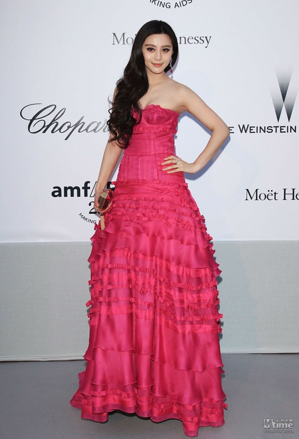 Tháng 5/2011, trong hoạt động từ thiện của Liên hoan phim Cannes Phạm Băng băng xuất hiện trong chiếc váy Wallace màu đỏ tươi xinh xắn cùng mái tóc xõa nhẹ nhàng tạo cảm giác thân thiện.