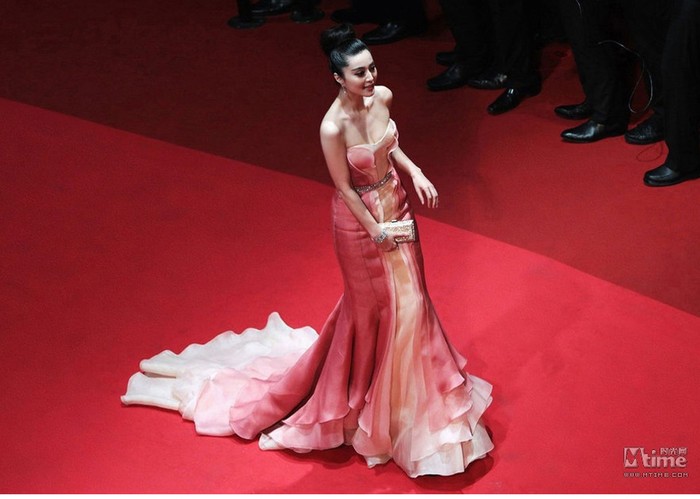 Nữ minh tinh đẹp dịu dàng và quý phái với đầm tầng Atelier Versace trong buổi ra mắt phim "Wu Xia". Điểm nhấn của chiếc váy là thắt lưng nạm pha lê Swarovski.