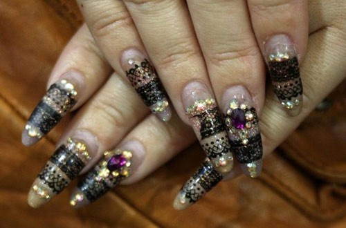 Màu đen bí ẩn. Xem thêm mẫu nail đẹp: Những mẫu móng tay đẹpnhất trong mùa Đông/ Móng tay cho cô dâu ngày cưới / Nail xinh đón Noel