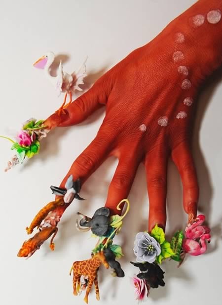 Muôn loài và cây cối chen chúc trên bàn tay. Xem thêm: Đón Tết Nguyên Đán với nail xinh, độc, lạ/ Những màu móng tay hot nhất mùa Đông năm nay/ Móng tay độc cho Noel
