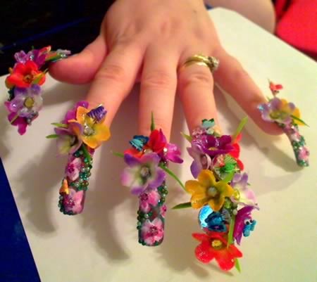 Hoa lá cành cho các cô nàng điệu đà. Xem thêm: Đón Tết Nguyên Đán với nail xinh, độc, lạ/ Những màu móng tay hot nhất mùa Đông năm nay/ Móng tay độc cho Noel