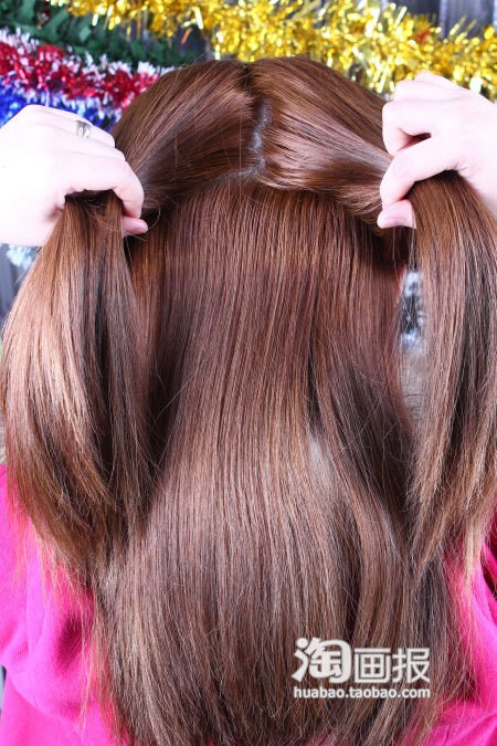 Ở phần tóc phía trên lại chia đều thành hai phần trái phải bằng nhau Xem thêm: Tư vấn búi tóc tổ ong/ Biến tấu tóc xoăn điệu đà/ Kiểu tóc đẹp đón Tết/ 4 kiểu tóc búi Hàn Quốc cực đẹp