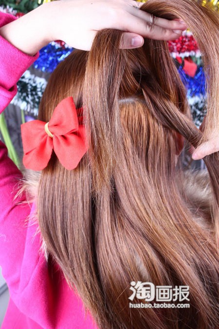 Dùng kẹp tóc giữ chặt một bên, còn một bên bắt đầu tết lại từ trên cao xuống nửa độ dài của tóc Xem thêm: Tư vấn búi tóc tổ ong/ Biến tấu tóc xoăn điệu đà/ Kiểu tóc đẹp đón Tết/ 4 kiểu tóc búi Hàn Quốc cực đẹp