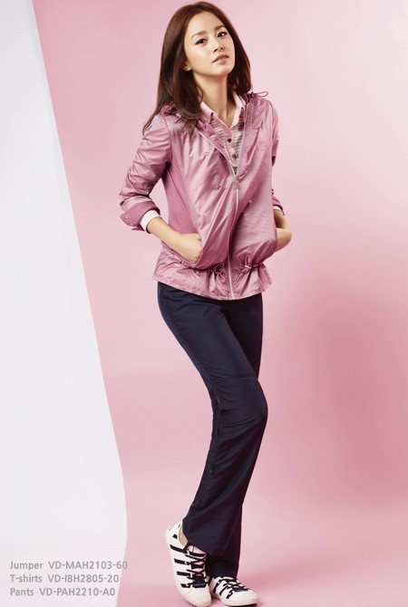 Sự kết hợp nhẹ nhàng giữa gam tím hồng và đen trắng. Xem thêm: BST Gap: Trẻ trung bừng sáng/ Tinh tế và quyến rũ Váy Xuân Zac Posen/ BST váy vũ điệu đón Xuân/ BST mới của Zara giành cho phái mạnh