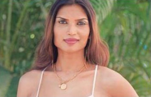 Malika, người Ấn Độ, đã trải qua bốn cuộc phẫu thuật và không biết bao nhiêu cuộc tiểu phẫu để có một hình hài phụ nữ mà cô mong muốn từ bấy lâu. Năm 2011, cô trở thành người Ấn Độ đầu tiên được chọn tham gia cuộc thi Nữ hoàng Chuyển giới Quốc tế ở Thái Lan. Xem thêm: Những mẫu nam quảng cáo đồ lót sexy tựa thiên thần/ Những cặp đôi sành điệu của năm 2011