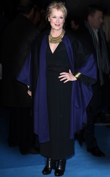 Đứng đầu trong danh sách Top 10 tuần qua là nữ diễn viên người Mỹ, Meryl Streep. Cô tham gia buổi công chiếu bộ phim The Iron Lady ở London với trang phục chiếc áo khoác dài màu tím than kết hợp khéo léo với váy màu đen trông rất quyến rũ. Điểm nhấn của Meryl là chiếc vòng cổ màu vàng.