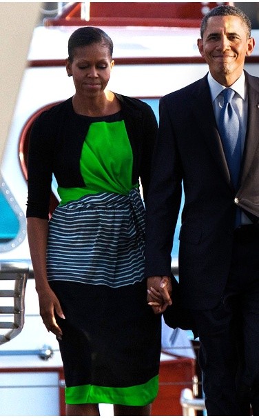 Phu nhân tổng thống Mỹ bà Michelle Obama cũng lọt vào top 10 "Sao" mặc đẹp nhất tuần qua với vị trí thứ 5. Bà diện chiếc váy màu xanh và đen kết hợp với kẻ ngang màu trắng khi cùng chồng thăm Trân Châu Cảng.
