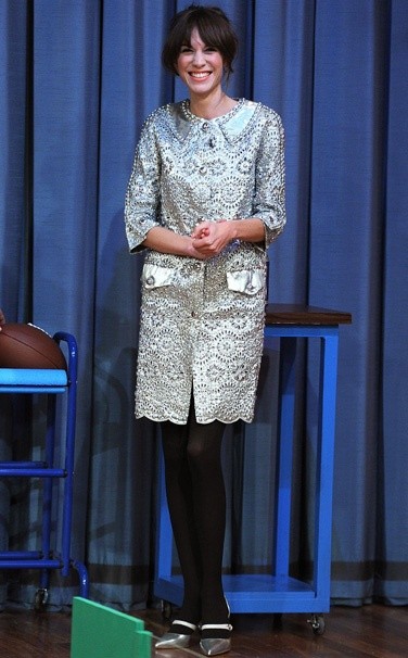Siêu mẫu người Anh Alexa Chung lộng lẫy với váy và giày cao gót màu bạc.