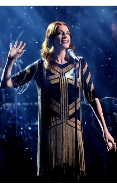 Nữ ca sĩ người Anh Florence Welch diện chiếc váy Gucci được thiết kế rất công phu.