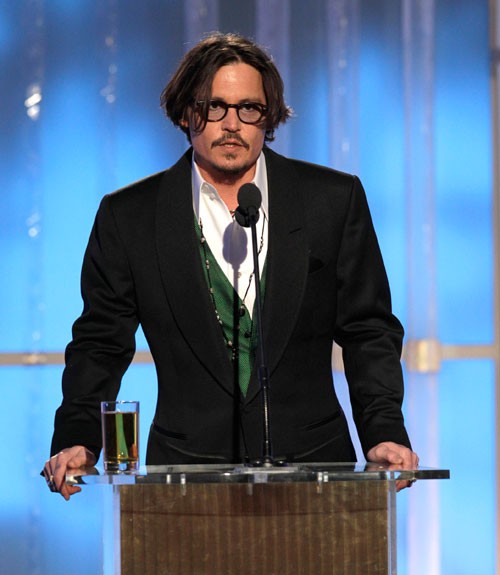 12. Giải cá tính: Johnny Depp Áo jacket thoải mái khoác ngoài áo vét màu xanh lục bảo thanh nhã mà ấn tượng. Một cách ăn vận thông minh của “Thuyền trưởng Jack Sparrow”!