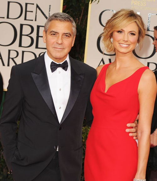 3. Làn da rám nắng đẹp nhất: George Clooney Với nước da rám nắng nổi bật bên người đẹp Stacy Keibler, George Clooney diện một bộ tuxedo Armani đã chứng minh người đàn ông này đang sống một cuộc sống tốt nhất có thể.