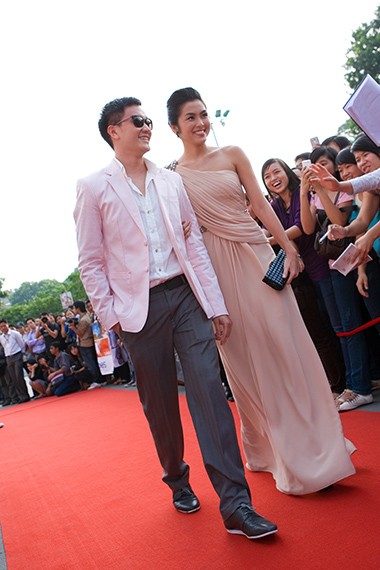Tại Liên hoan phim Quốc tế Việt Nam, Lương Mạnh hải diện một chiếc áo vest màu hồng phấn nổi bật sánh đôi cùng ngọc nữ Hà Tăng.