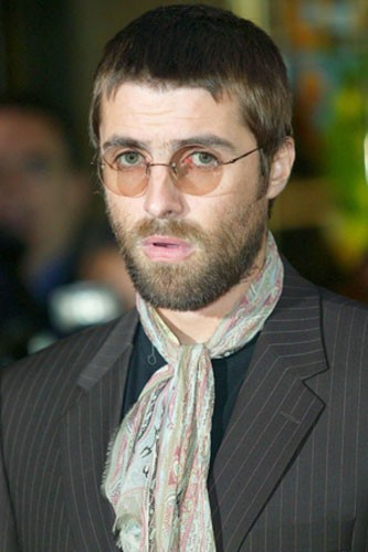 Hình ảnh ca sĩ chính của Oasis, Liam Gallaghe, đeo chiếc kính gọng tròn hẳn không xa lạ với các fan nhạc Rock.