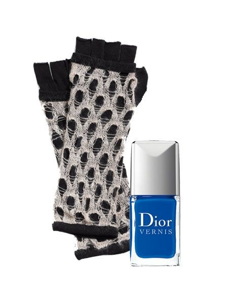 4. Bao tay cá tính: Thiết kế dạng lưới màu đen trắng của đôi găng tay "cụt ngón" phù hợp với những cô nàng có cá tính mạnh mẽ. Sử dụng sơn móng Dior màu xanh sáng cũng góp phần thể hiện tính cách đó của bạn.