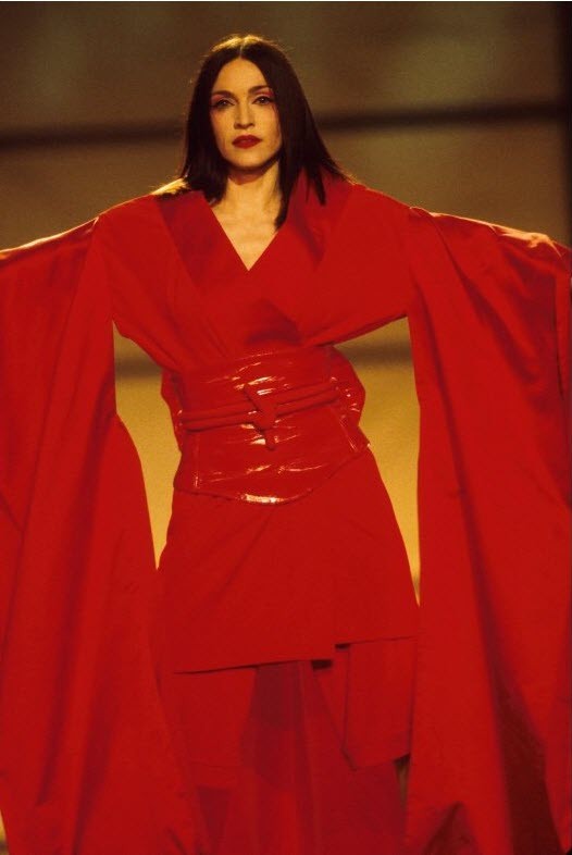 Tại Grammy 1999, Madonna đã tạo sự chú ý khi biến mình trong một nàng Geisha Nhật Bản với chiếc kimono đỏ nổi bật.