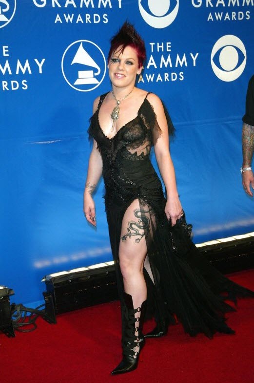 Thật không ngoa với biệt danh "Ngôi sao nổi loạn" khi cô nàng Pink vừa bước vào lễ trao giải Grammy năm 2003 với chiếc váy đen phản cảm để lộ những hình xăm kỳ dị trên cơ thể.