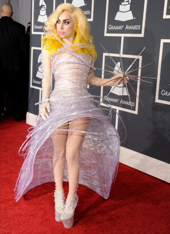 Lady Gaga với kiểu tóc vàng chóe và sắc sỡ đến tham dự lễ trao giải Grammy lần thứ 52 được diễn ra tại Staples Center năm 2010 tại Los Angeles, California. Bộ cánh tím nhạt lấy cảm hứng từ quỹ đạo chuyển động của những ngôi sao cùng đôi giày cao gót đính pha lê Swarovski lấp lánh nằm trong bộ sưu tập thời trang "siêu lập dị" của cô. Cô chia sẻ những bộ cánh đó phản ánh đúng tinh thần và chất nghệ sĩ của con người cô.