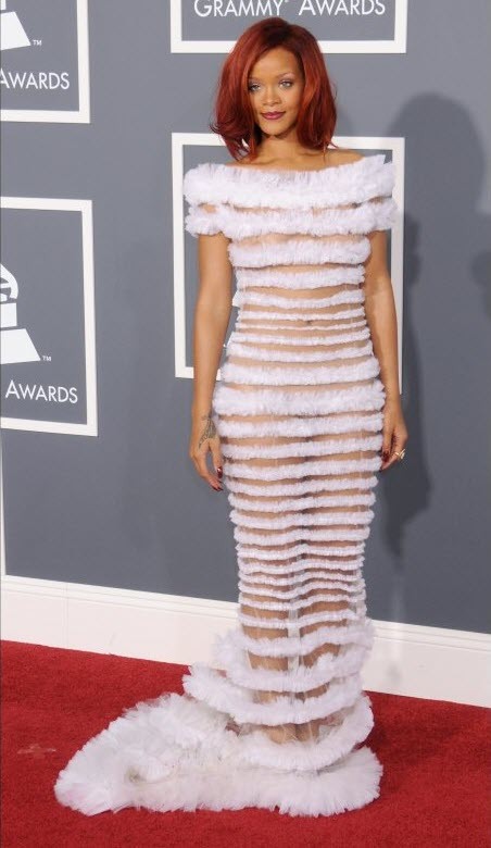 "Bộ cánh" của Rihanna gây sự choáng váng trên thảm đỏ Grammy năm 2011. Chiếc váy Jean Paul Gaultier trở nên khiêu khích dưới ánh điện và đèn flash.