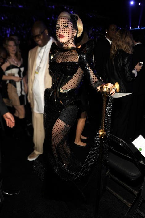 Lady Gaga đã lựa chọn cho mình một bộ trang phục mạng lưới che phủ từ mặt cho đến chân. Với chiếc váy này có thể nói rằng khó có ai có thể soán ngôi "nữ hoàng siêu lập dị" của cô.