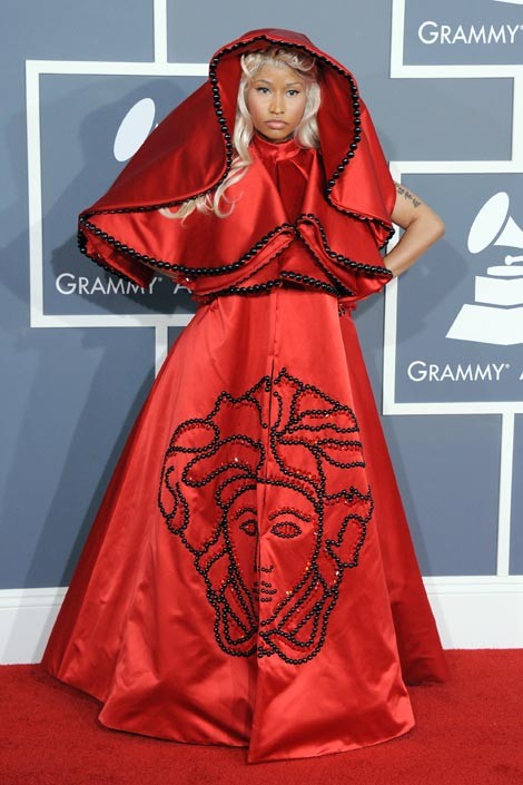 Nicki Minaj ngay lập tức gây sốc tại Lễ trao giải Grammy vào tối Chủ nhật vừa qua, cô bước lên thảm đỏ với trang phục "nhà thờ".