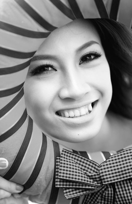 Trong bộ ảnh đen trắng, nụ cười với chiếc răng khểnh khiến cô càng trở nên xinh tươi và đáng yêu hơn.